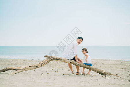 家人打破男子享受海水浴的家庭图片