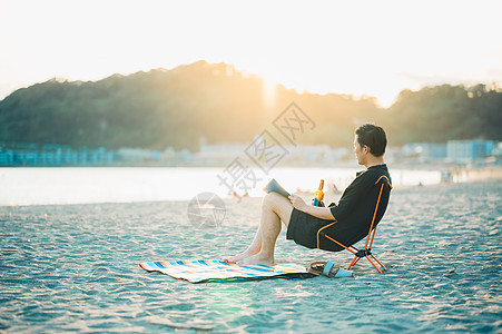 男吞咽瓶装啤酒海中的人图片