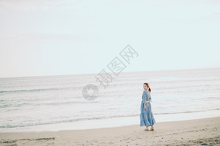 日本人夏天步行一个女人在海里图片