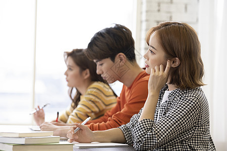 校园课堂大学生听课图片