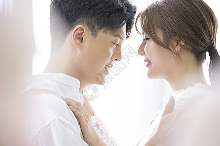 幸福甜蜜的新婚夫妇图片