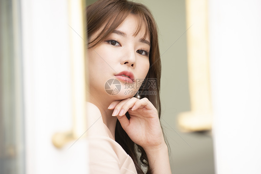 时尚的表示成年女子美女门高清图片下载 正版图片 摄图网