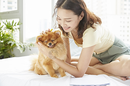 开心欣赏人类和小狗一起生活的年轻女子图片