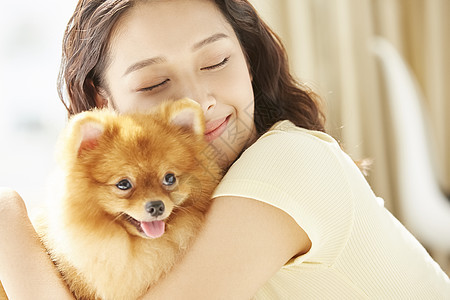 微笑符号美丽动物和小狗一起生活的年轻女子图片
