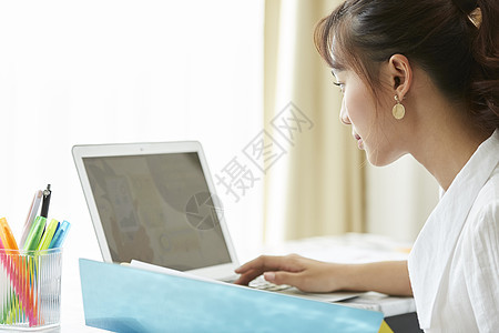 亚洲人会议厅个人电脑少妇书桌工作场面图片