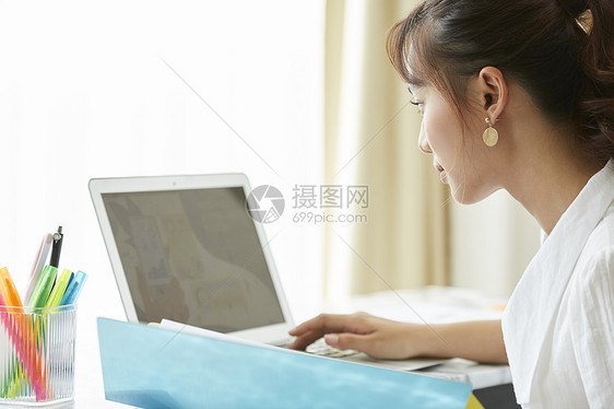 亚洲人会议厅个人电脑少妇书桌工作场面图片
