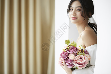 婚礼花束穿着婚纱的美女抱着手捧花背景