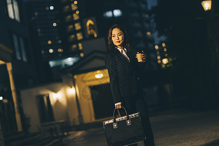 职业女工作夜晚在下班回家的路上的女商人图片