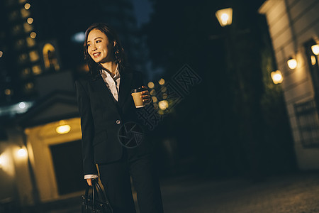 下班回家的路上的女商人图片