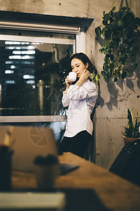 咖啡店喝咖啡休闲休息的青年图片