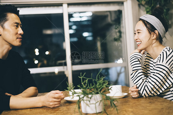 咖啡店惬意休息的青年男女图片