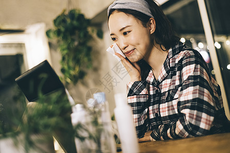 咖啡店惬意休息的青年男女图片