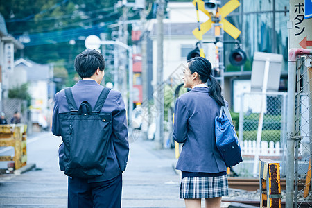 上下学路上的高中男生女生图片