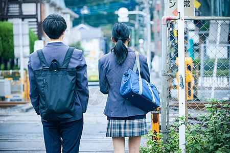 上下学路上的高中男生女生图片