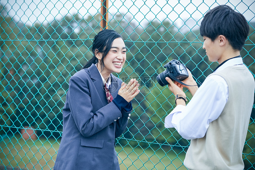 高中男生给女生拍照图片