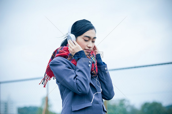 高中女生在天台听音乐图片