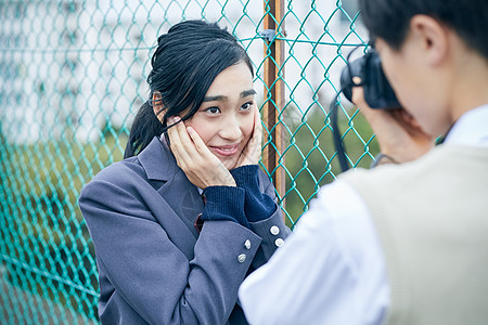 高中男生给女生拍照图片