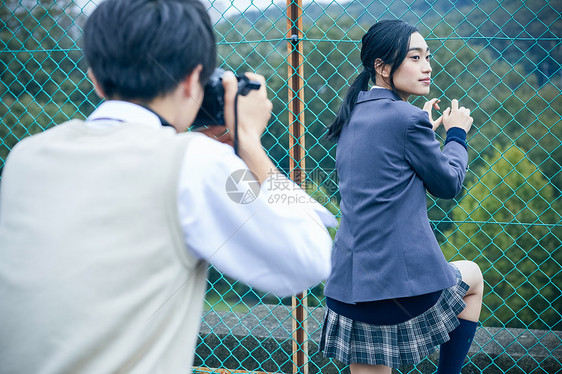 高中男生给女生拍照图片