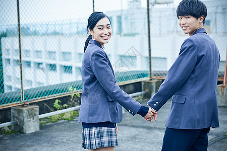 背影箱子天台上的高中男生女生牵手背景