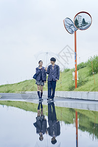 多雨肖像女人高中夫妇在一个雨天上下学图片