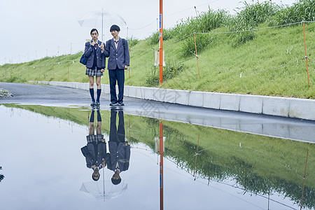 人类青年同学高中夫妇在一个雨天上下学图片