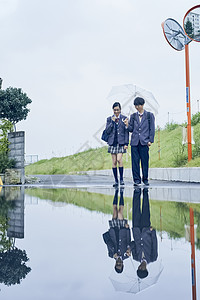 照相早晨折扣高中夫妇在一个雨天上下学图片