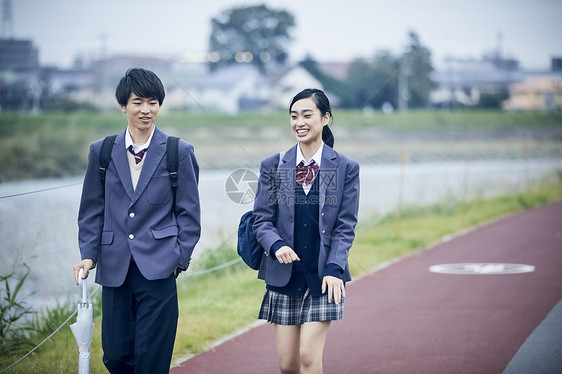 上下学路上的高中男生女生走路聊天图片