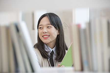 高中女学生在书架上查找书本图片