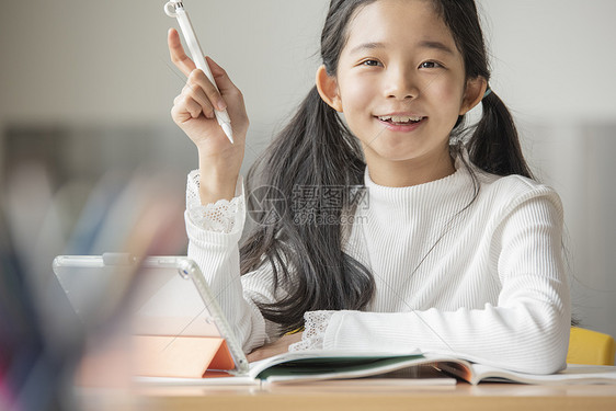 认真学习的人图片