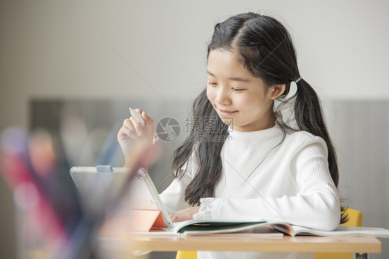 认真学习的人图片