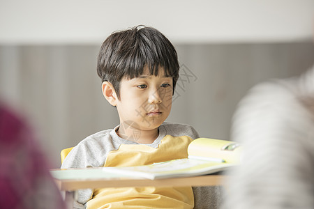 认真学习的人图片