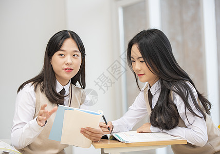 高中女学生一起讨论学习图片