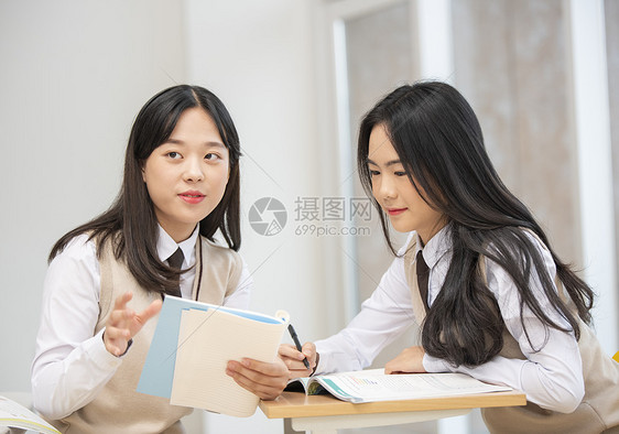 高中女学生一起讨论学习图片