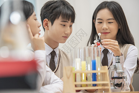 高中学生认真学习科学实验图片