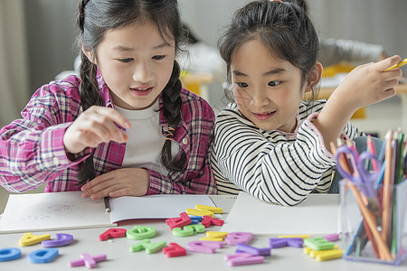 小朋友们上课外兴趣班图片素材