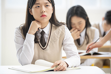 高中女学生在课堂上沉思图片