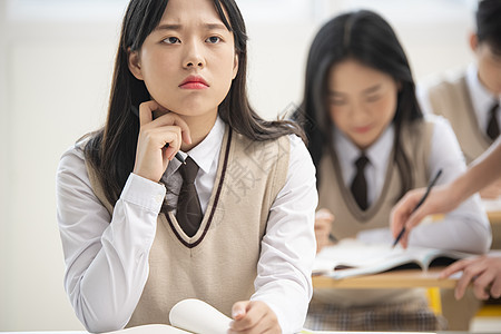 高中女学生在课堂上沉思图片