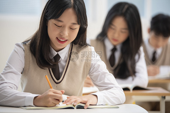 高中女学生在课堂学习图片