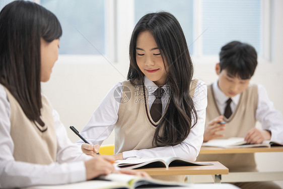 高中女学生在课堂学习图片