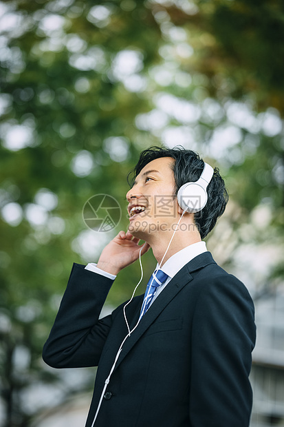 音乐鉴赏生活职业商人戴着耳机图片