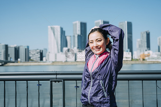 起居室高兴运动装运动的女图片