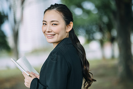 女人物青春读一本书的女商人图片