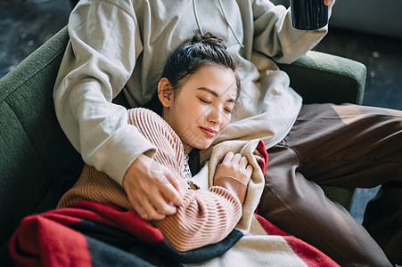 紧密拥抱男人们假日夫妻生活方式图片