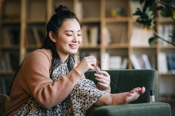 美女坐下油漆女人的生活方式图片