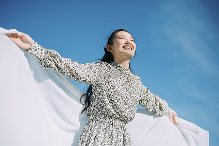 蓝天跳舞动作户外女子肖像图片