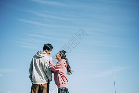 新婚男人和女人风雪大衣几个好朋友图片