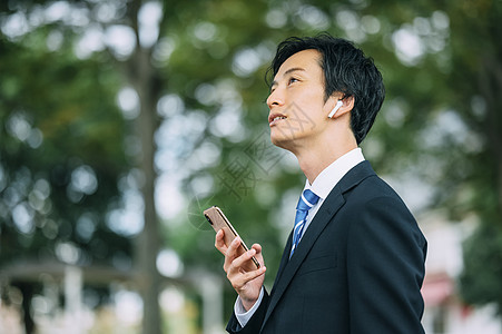 公园单人空白部分商人戴着耳机图片