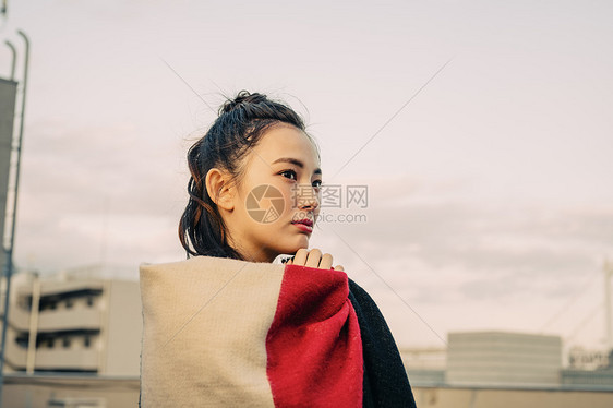 女士人类裹着户外女子肖像图片