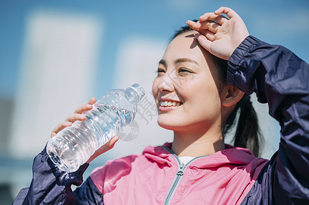 全镇喝酒奔跑妇女喂水合作用图片