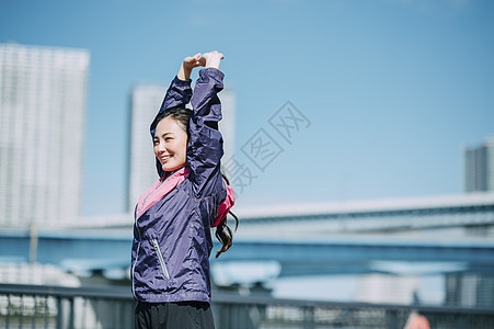 漂亮走路运动装运动的女图片